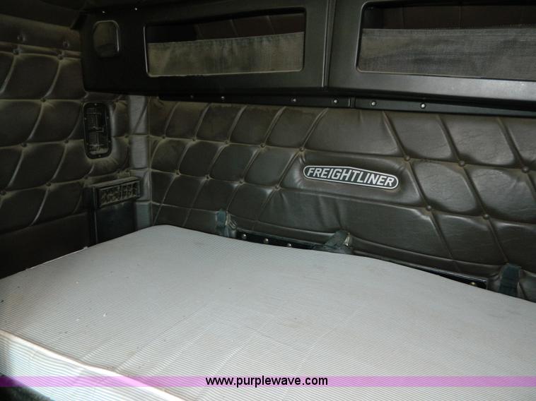 image for item L7324 1994 Freightliner FLD semi truck