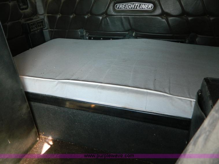 image for item L7324 1994 Freightliner FLD semi truck