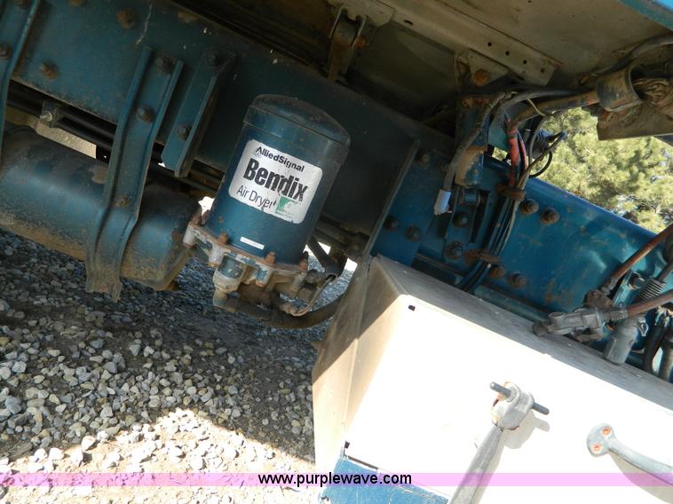 image for item L7324 1994 Freightliner FLD semi truck