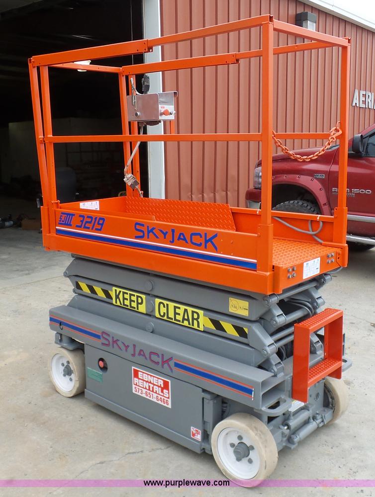 Sky Jack III 3219 scissor lift in Cape Girardeau, MO Item BI9240 sold