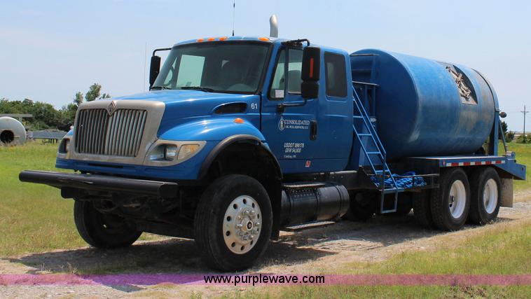 image for item I1630 2007 International 7600 tank truck