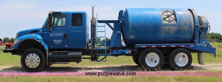 image for item I1630 2007 International 7600 tank truck
