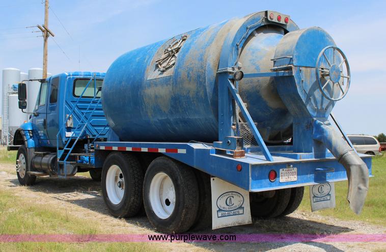 image for item I1630 2007 International 7600 tank truck