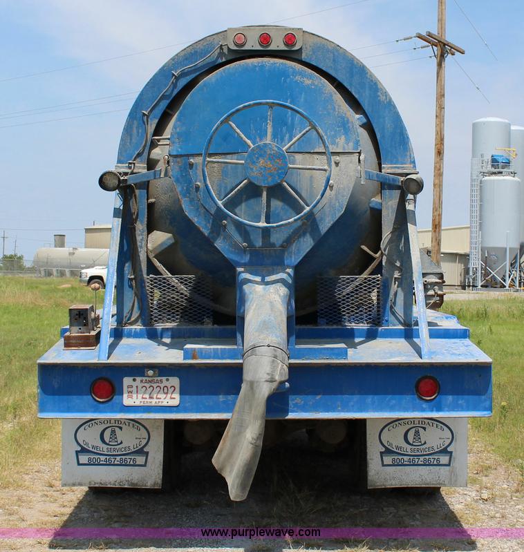 image for item I1630 2007 International 7600 tank truck