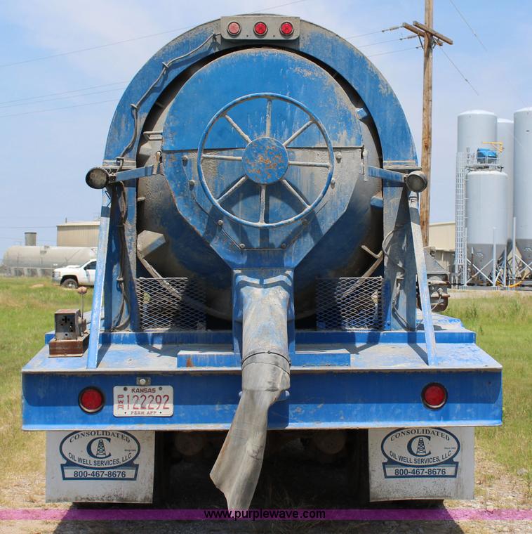 image for item I1630 2007 International 7600 tank truck