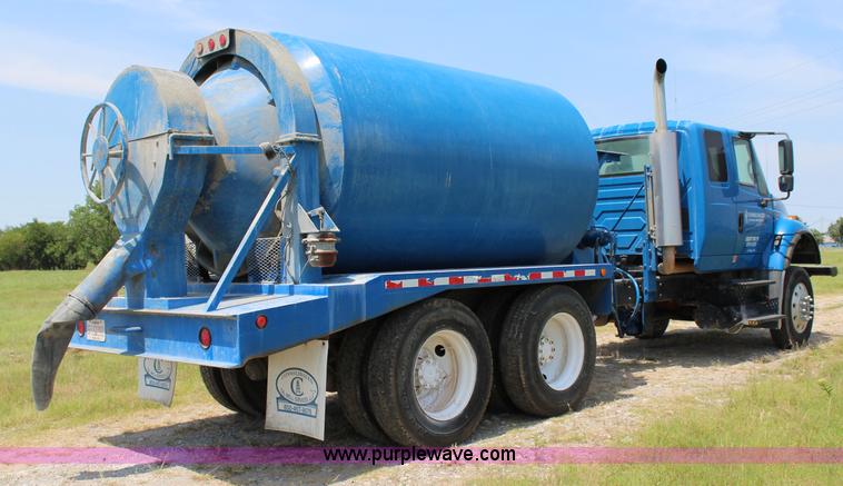 image for item I1630 2007 International 7600 tank truck