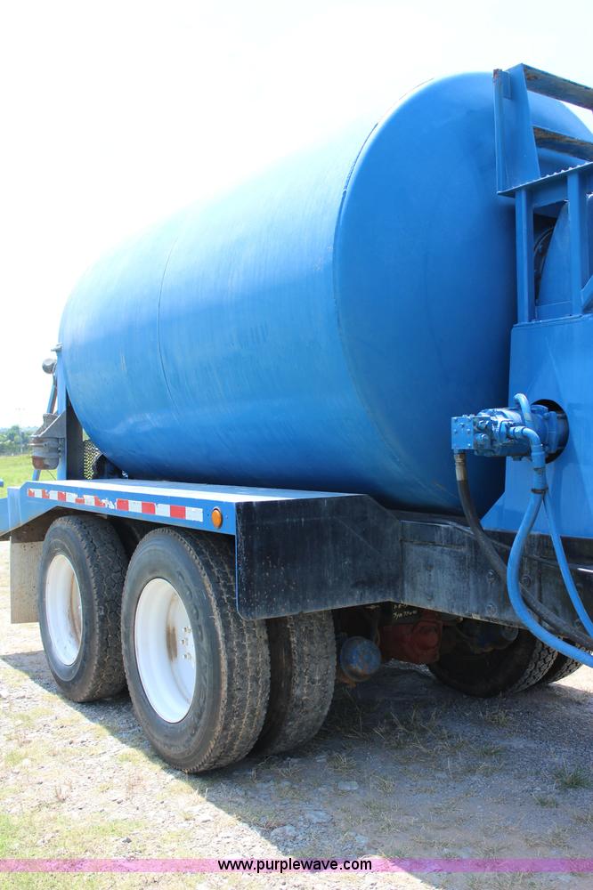 image for item I1630 2007 International 7600 tank truck