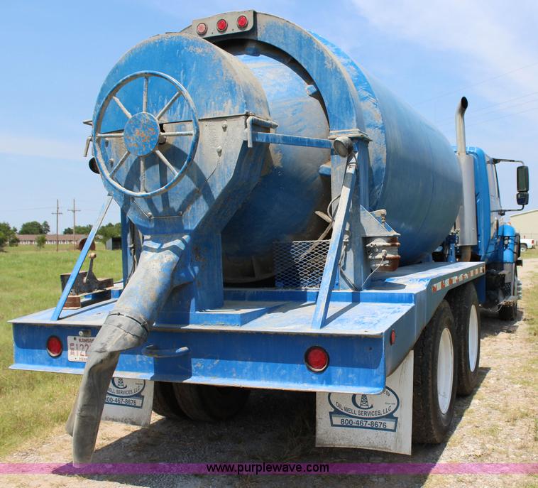 image for item I1630 2007 International 7600 tank truck