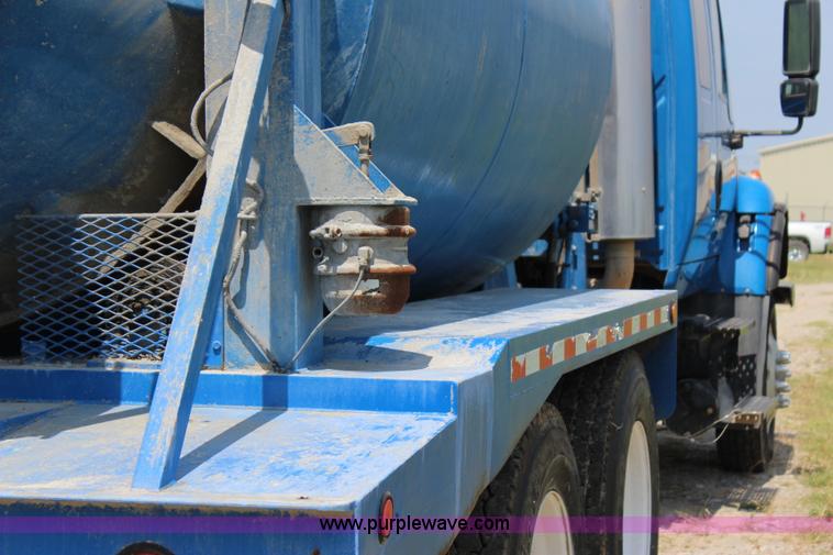 image for item I1630 2007 International 7600 tank truck