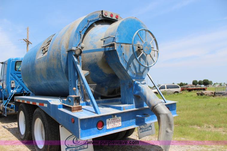 image for item I1630 2007 International 7600 tank truck