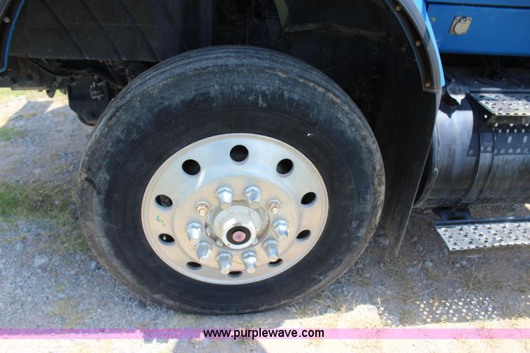 image for item I1630 2007 International 7600 tank truck