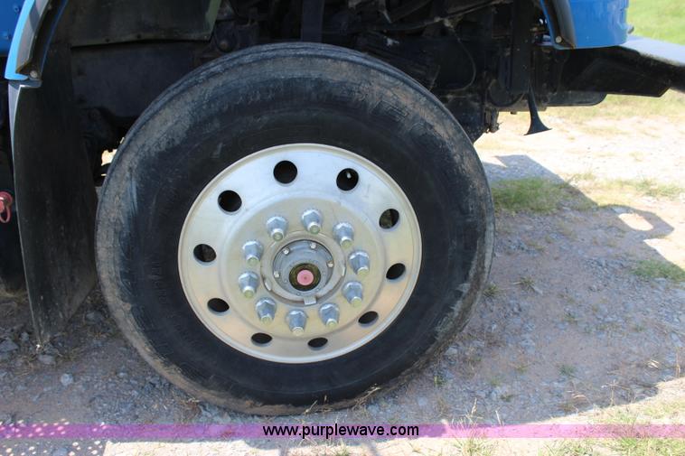 image for item I1630 2007 International 7600 tank truck