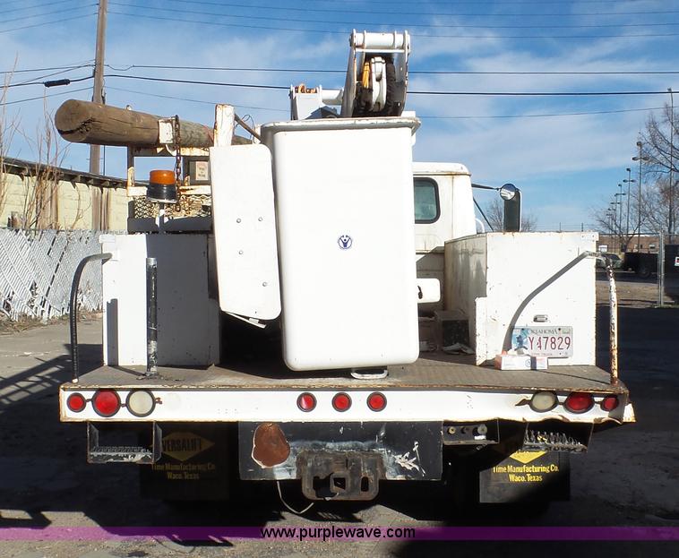 image for item J1273 2001 International 4700 bucket truck