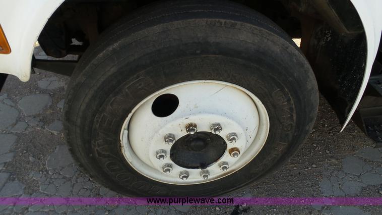 image for item J1273 2001 International 4700 bucket truck