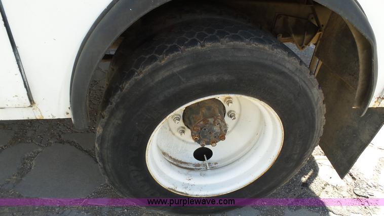 image for item J1273 2001 International 4700 bucket truck