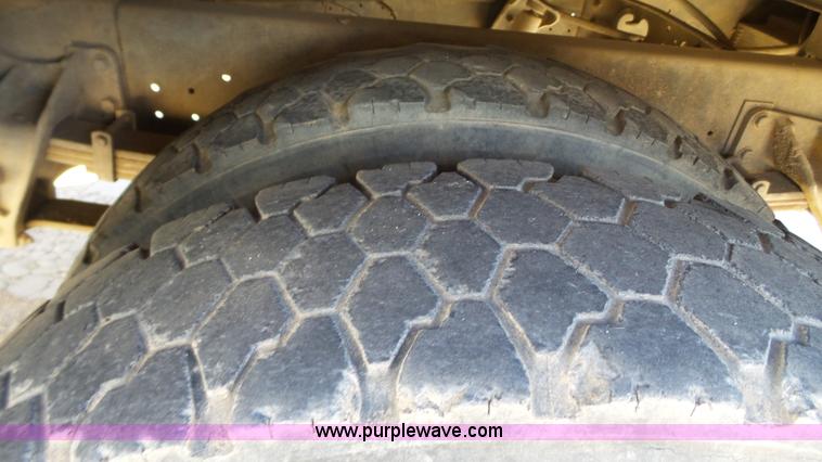 image for item J1273 2001 International 4700 bucket truck