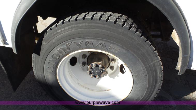 image for item J1273 2001 International 4700 bucket truck