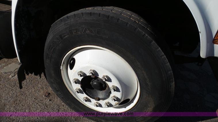 image for item J1273 2001 International 4700 bucket truck