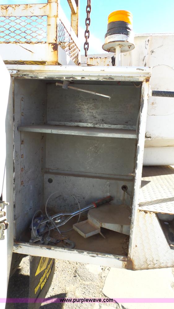 image for item J1273 2001 International 4700 bucket truck