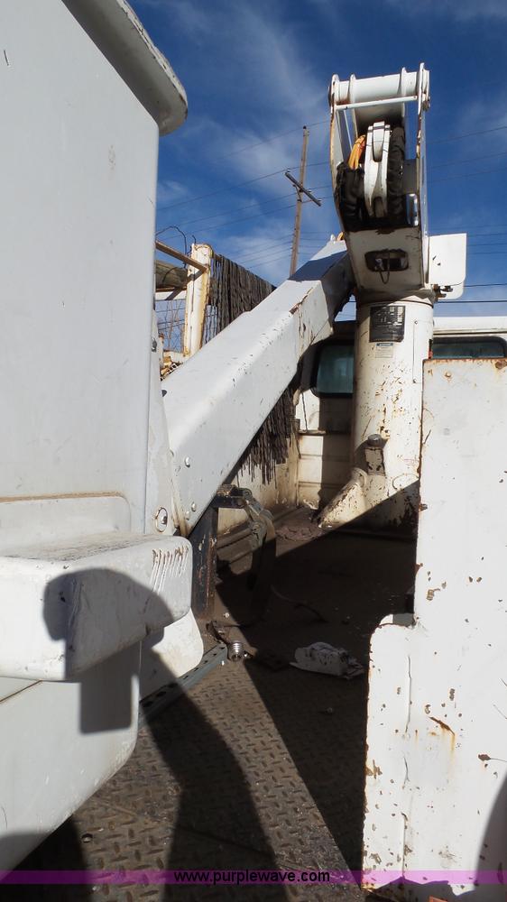 image for item J1273 2001 International 4700 bucket truck