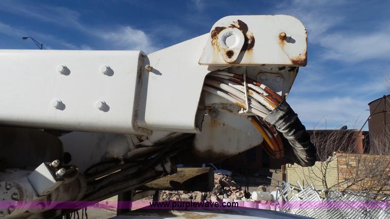 image for item J1273 2001 International 4700 bucket truck