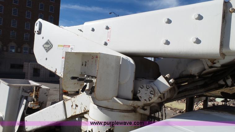 image for item J1273 2001 International 4700 bucket truck