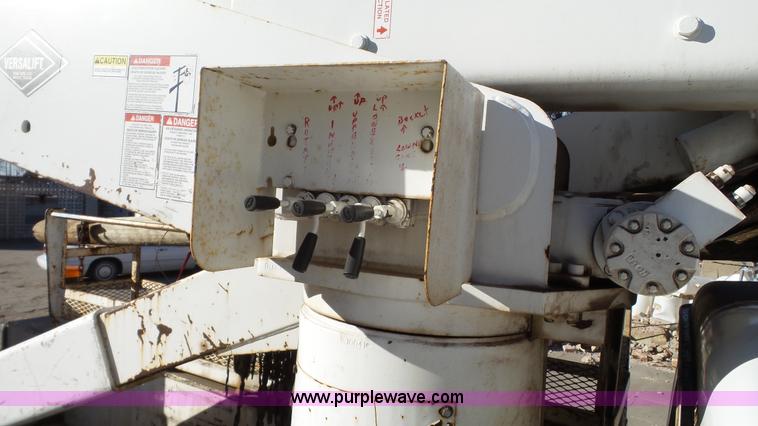 image for item J1273 2001 International 4700 bucket truck