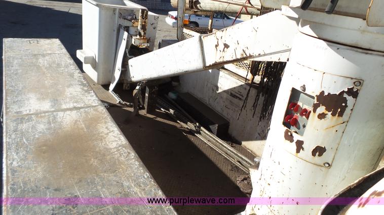 image for item J1273 2001 International 4700 bucket truck