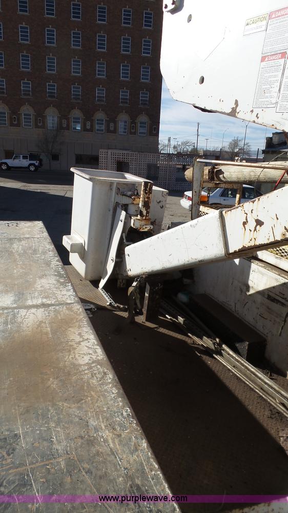 image for item J1273 2001 International 4700 bucket truck