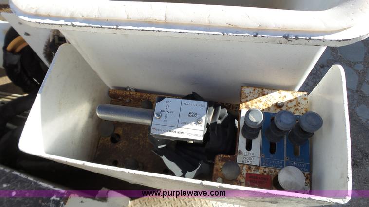 image for item J1273 2001 International 4700 bucket truck