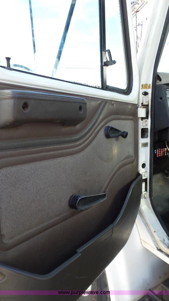 image for item J1273 2001 International 4700 bucket truck