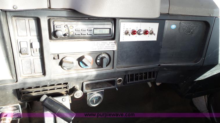 image for item J1273 2001 International 4700 bucket truck