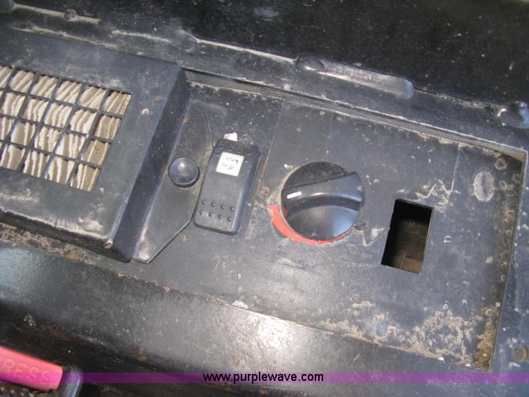 image for item J2921 2005 Caterpillar 277B skid steer