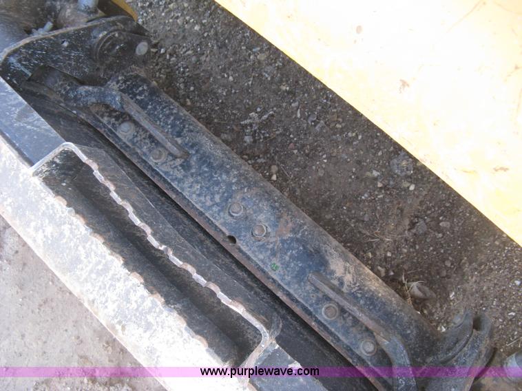 image for item J2922 2005 Caterpillar 242B skid steer