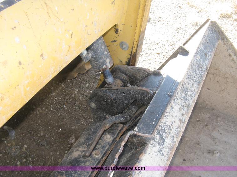 image for item J2922 2005 Caterpillar 242B skid steer