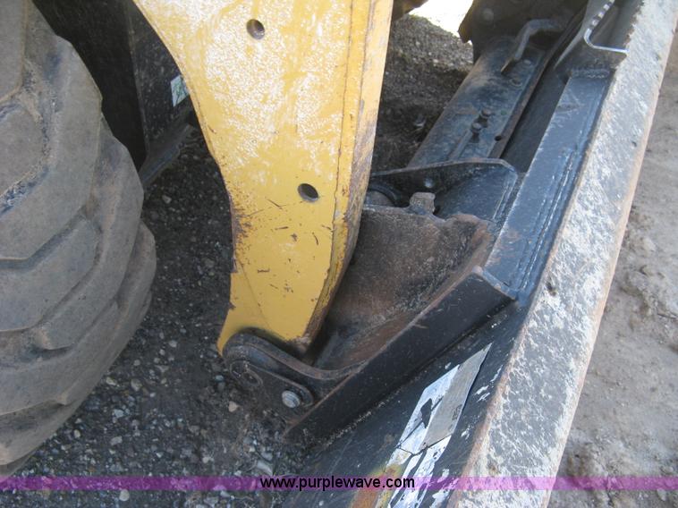 image for item J2922 2005 Caterpillar 242B skid steer