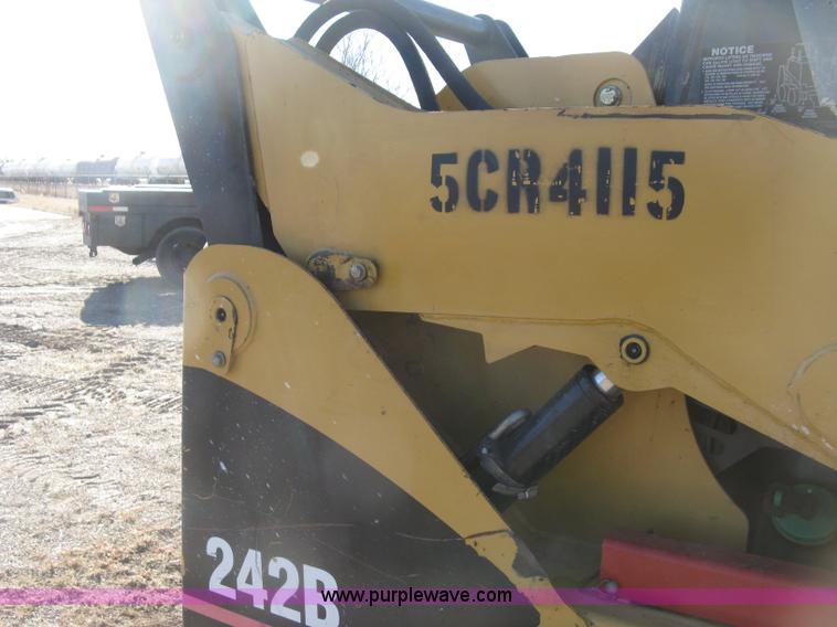 image for item J2922 2005 Caterpillar 242B skid steer