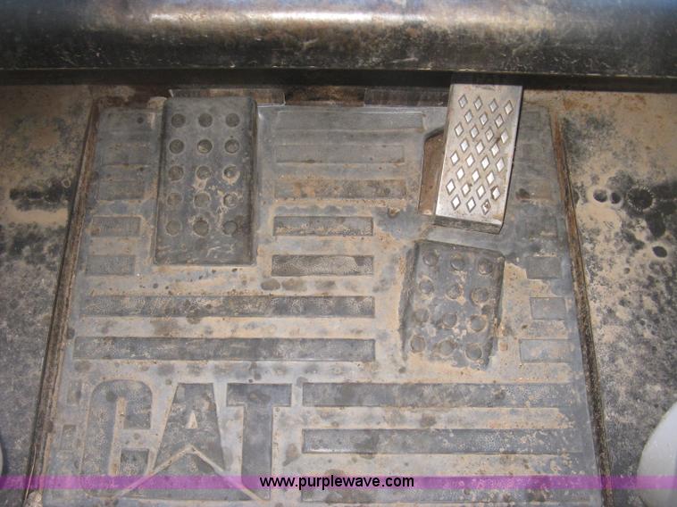 image for item J2922 2005 Caterpillar 242B skid steer