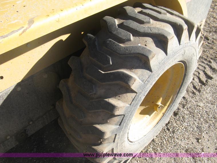 image for item J2922 2005 Caterpillar 242B skid steer