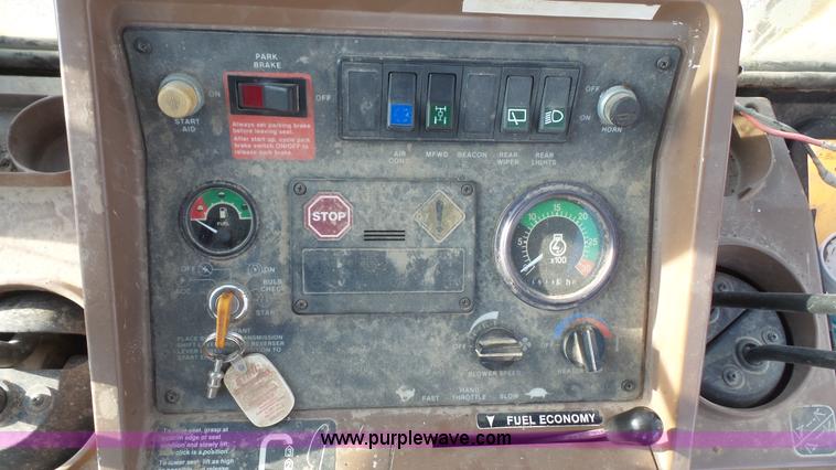 image for item J4701 1992 John Deere 410D backhoe