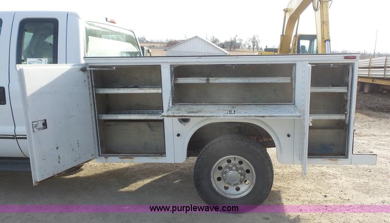 image for item J4709 1999 Ford F350 XLT SuperCab utility truck