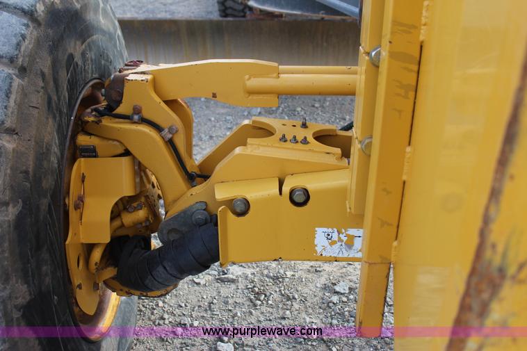 image for item J7575 2011 John Deere 672G motor grader