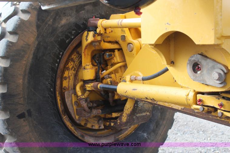 image for item J7575 2011 John Deere 672G motor grader