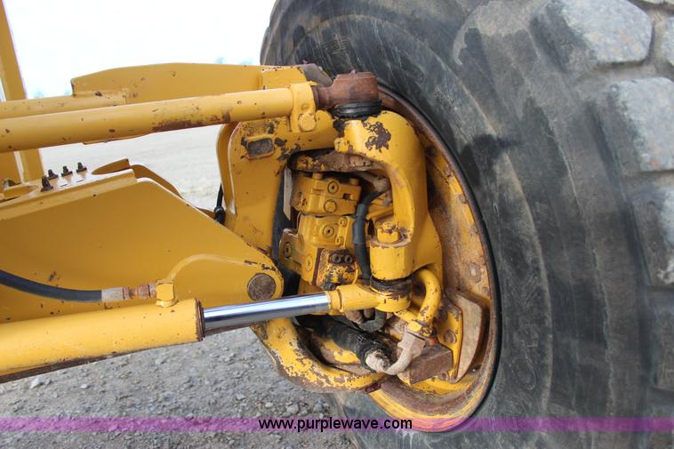 image for item J7575 2011 John Deere 672G motor grader