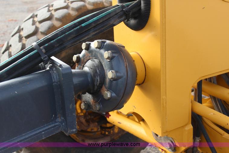 image for item J7575 2011 John Deere 672G motor grader