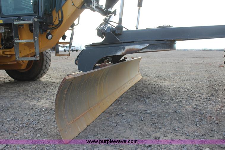 image for item J7575 2011 John Deere 672G motor grader