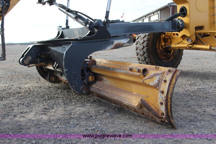 image for item J7575 2011 John Deere 672G motor grader