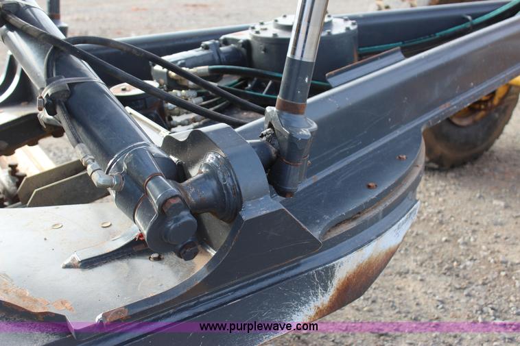 image for item J7575 2011 John Deere 672G motor grader