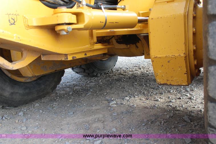 image for item J7575 2011 John Deere 672G motor grader