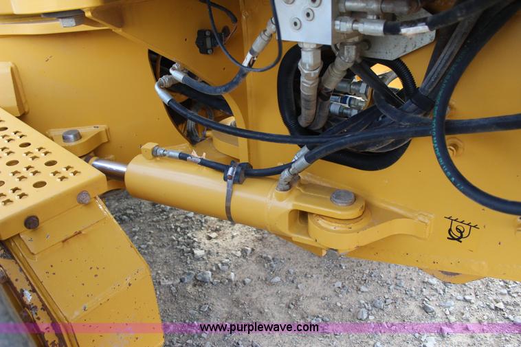 image for item J7575 2011 John Deere 672G motor grader